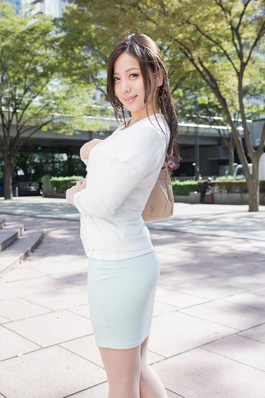 『パン線！透けパン！街撮り即交渉！！ 着衣デカ尻OLタイトスカートナンパ あゆみ』の代表画像