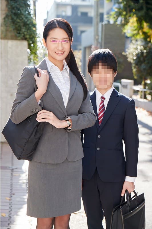 『高身長の働くインテリOL限定 身長170cm超えの美脚の女先輩と低身長の後輩くんが勤務中に身長差SEXに挑戦！いつも厳しい女上司のモデルのような身体に触れ部下は思わずフル勃起！後輩のチ○ポに激突きされ本気イキした先輩オマ○コは中出しまでしてしまうのか！？ さおり』の代表画像