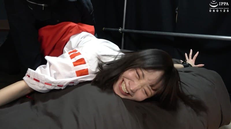 『【くすぐり】「巫女さんややちゃんの身体をくすぐりマッサージ！ 最後はうつ伏せ拘束で大笑い！」WAKA-077琥珀やや 6』の代表画像