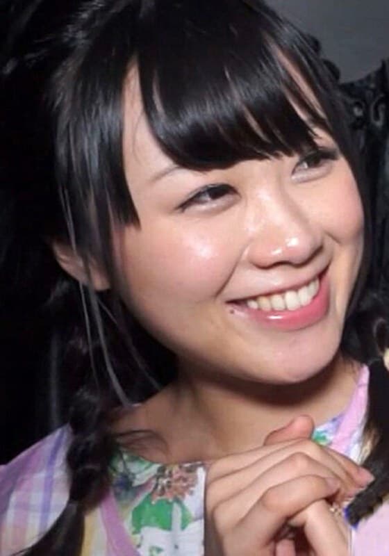 『笑顔が素敵な新婚の保育士さん。ジーンズとエプロン姿で隠しているが、実は美尻とGカップ美巨乳の持ち主。その振る舞いから押しに弱いオンナがバレバレ！』の代表画像