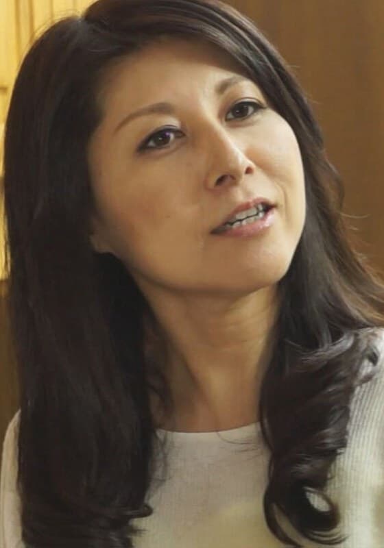 『娘に彼氏を紹介していたらテーブルの下で触られて！声を抑えて盛り上がる熟年カップル。』の代表画像