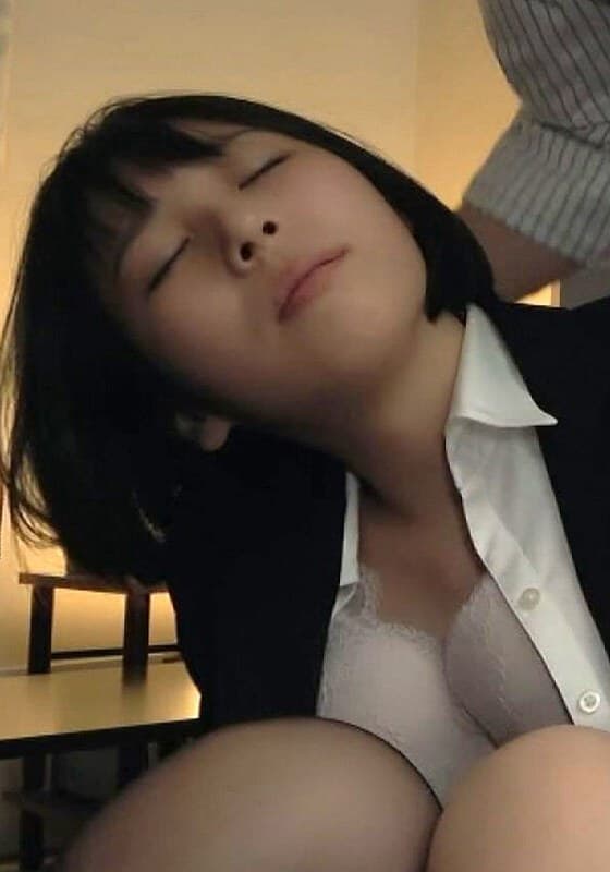 『セクハラ老害ジジイの動画コレクション！かわいい系色白ショート社員を毒牙にかける！』の代表画像