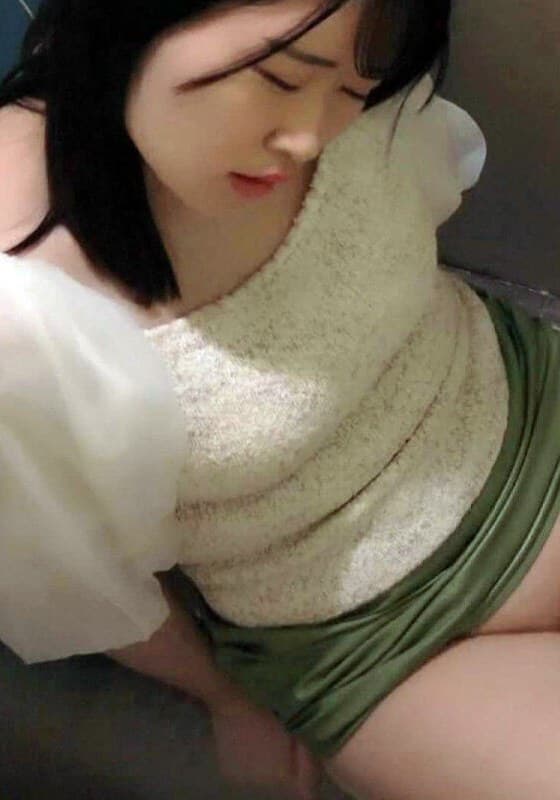 『女性トイレに突っ伏していた色白ギャル系女性に忍び寄る魔の手！隠し撮りされた行為！』の代表画像