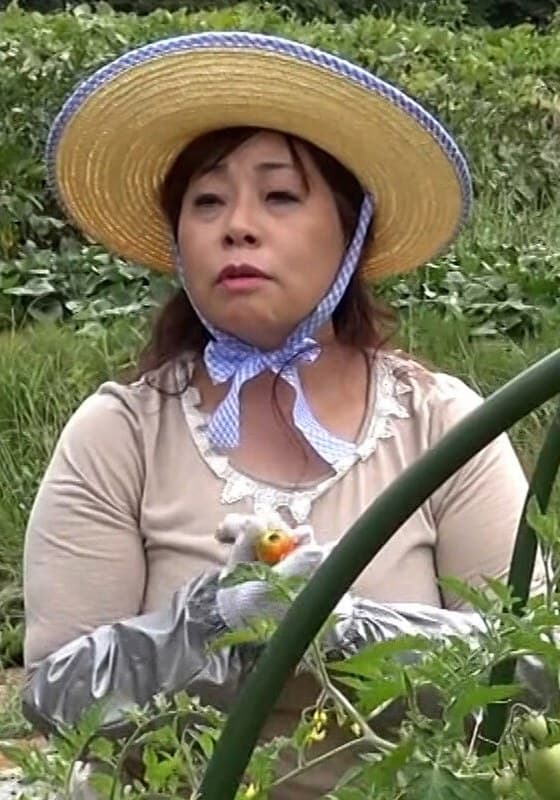 『旦那さんとは15年以上のセックスレスと言う畑仕事が似合う田園スマイル熟女をそのままラブホに誘い3P中出しSEX！』の代表画像