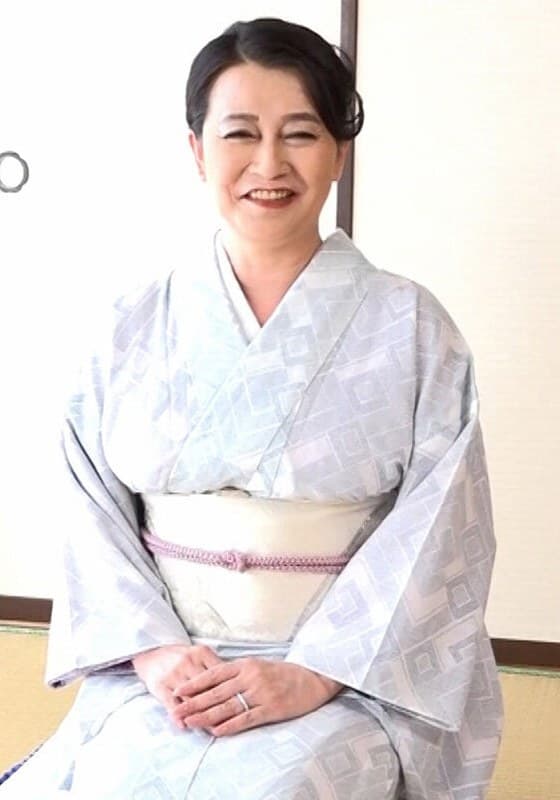 『和服姿の爆乳おばさん！アダルトグッズのモニターからあれよあれよのAV出演！緊張から人生最高イキ過ぎ性交！』の代表画像