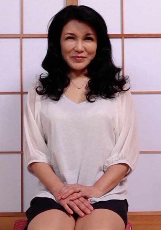『ごく普通の五十路熟女が欲求不満に耐えかねて決意のAV撮影のSEXに挑戦！形良い巨乳を揉まれ本能丸出しで喘ぐ潮吹き淫乱性交！』の代表画像