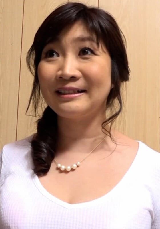 『年齢の割にはふんわりした四十路熟女の不思議ちゃん宅で初撮りAV撮影！弾ける敏感巨乳と甘い喘ぎで男優の肉棒もガチガチにする適性抜群のエロSEX！』の代表画像