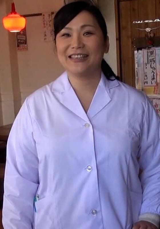 『行列のできる中華屋さんの美人女将が旦那に内緒でAV出演！？人生初のカメラの前でのSEXに爆乳揺らしてぶっ飛び破廉恥性交！』の代表画像