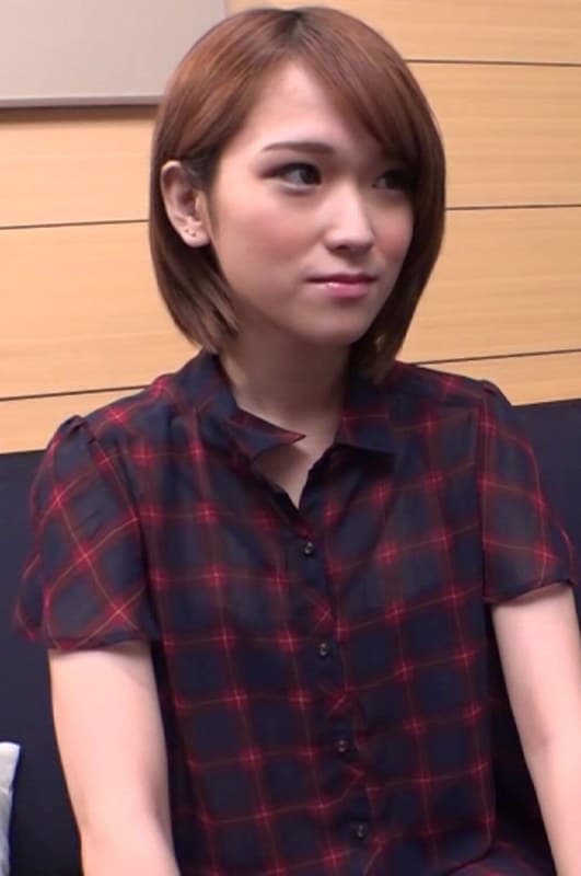 『おじさんのためにセクシーな下着をつけてセックスの相手をするスレンダー美少女』の代表画像