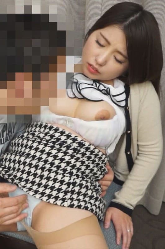 『おっぱいを揺らして夢中でチ○ポを貪るムッチリ巨乳妻』の代表画像